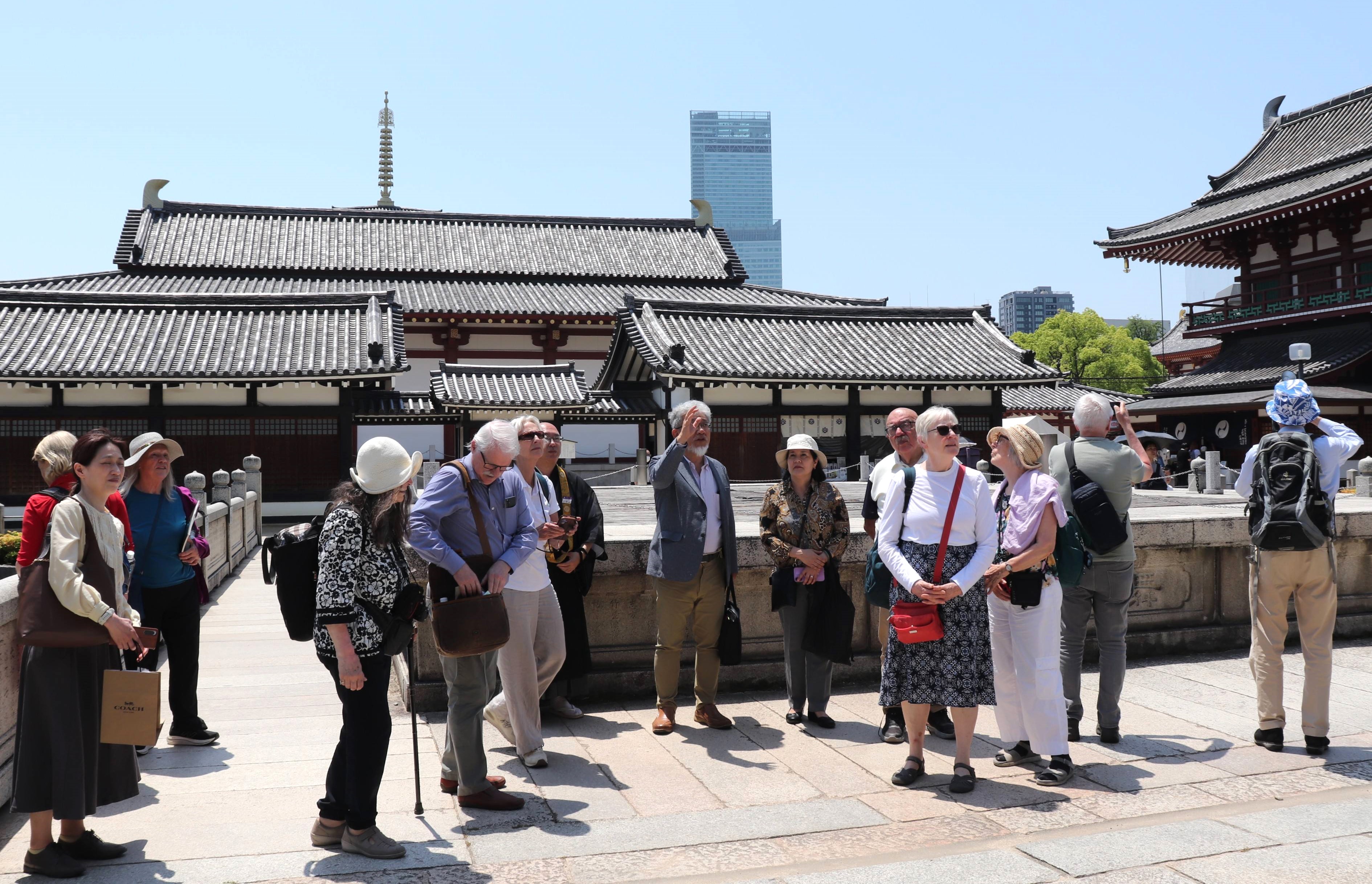 欧米からのIARF訪日代表団に四天王寺を案内する三宅善信師