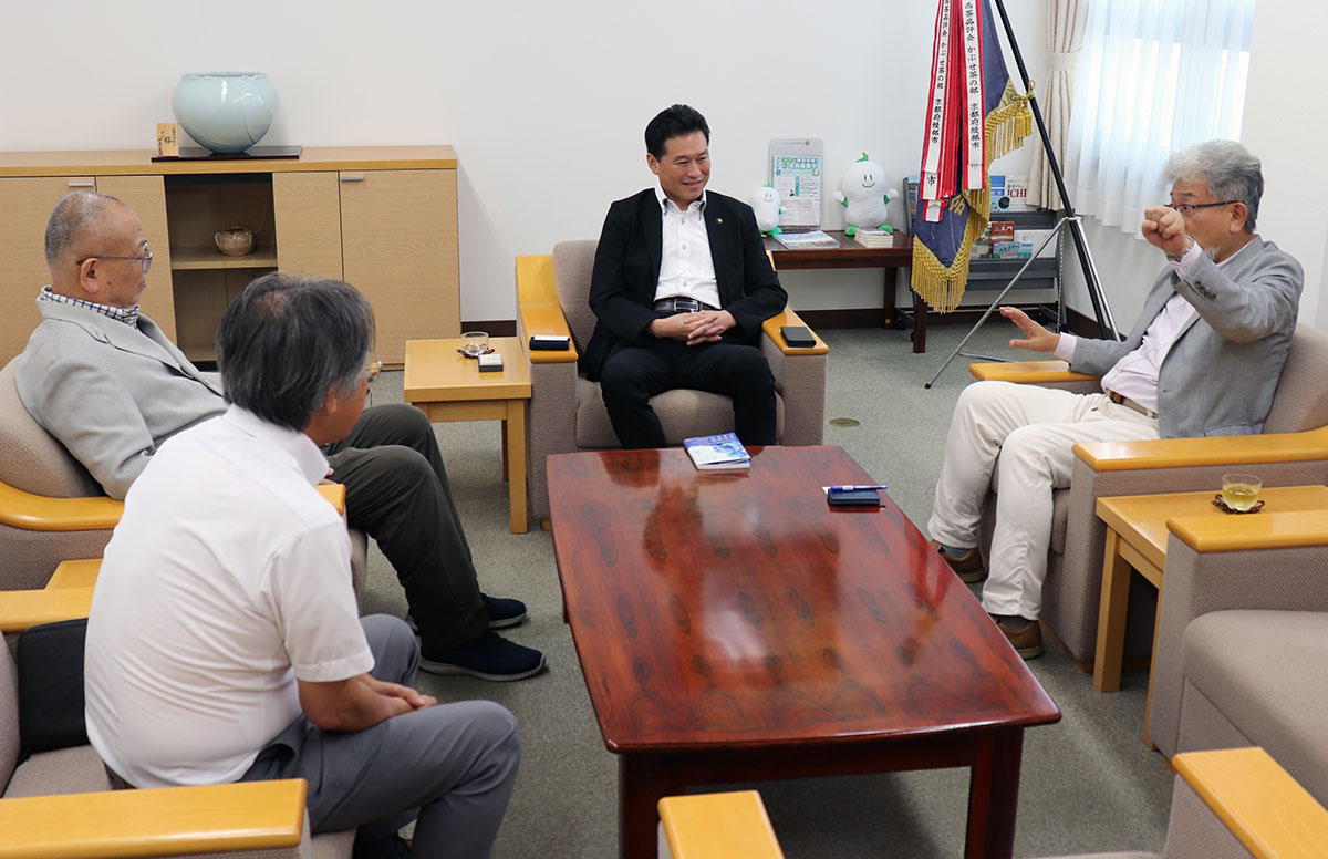 四方源太郎綾部市長との会談で盛り上がる三宅善信師