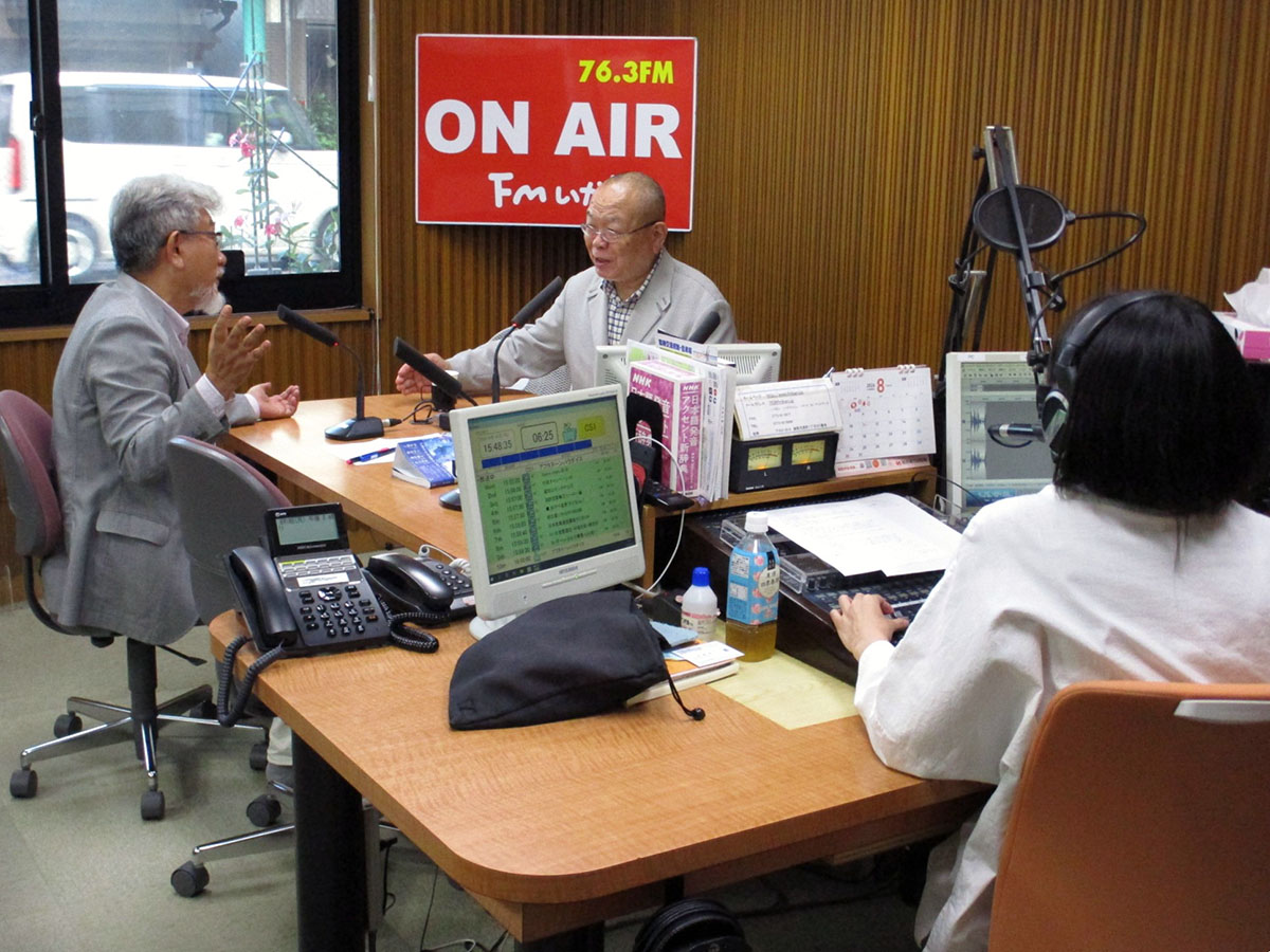 FMいかるのスタジオで番組収録する田中利典師と三宅善信師