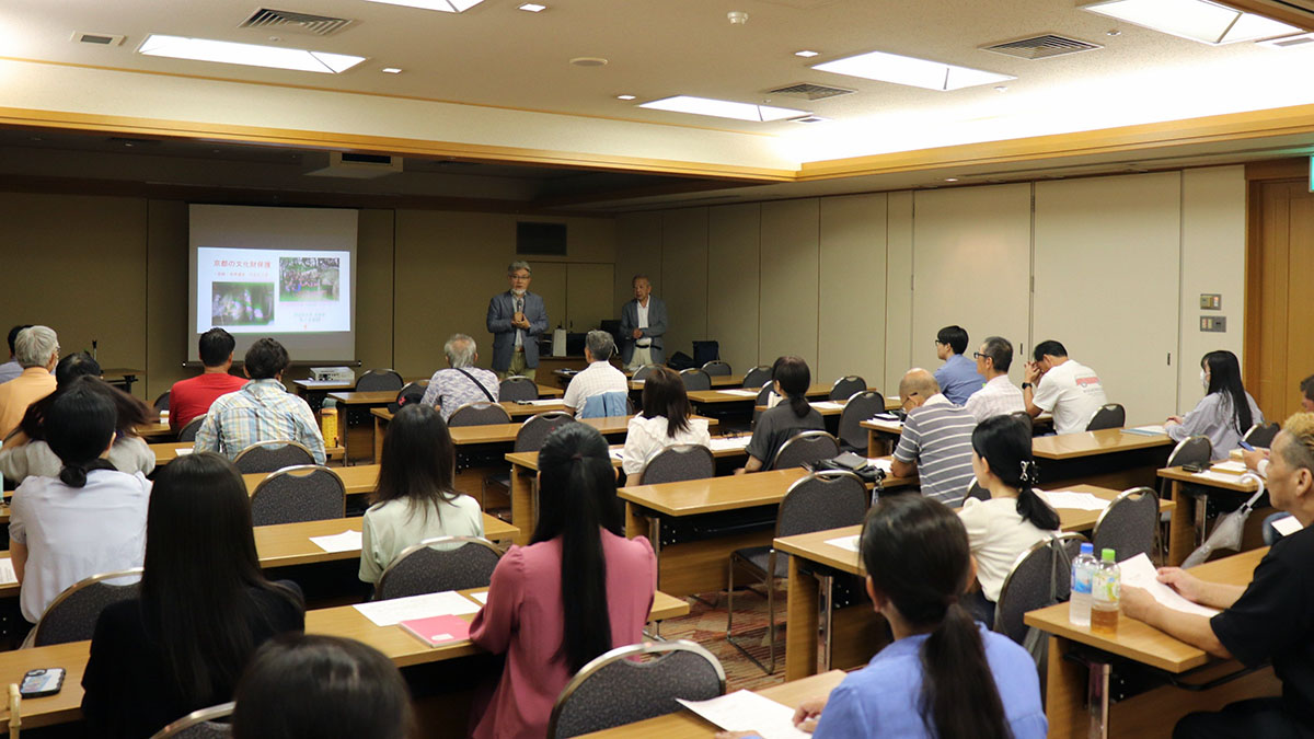 斎宮セミナー共催団体を代表して挨拶する三宅善信神道国際学会理事長