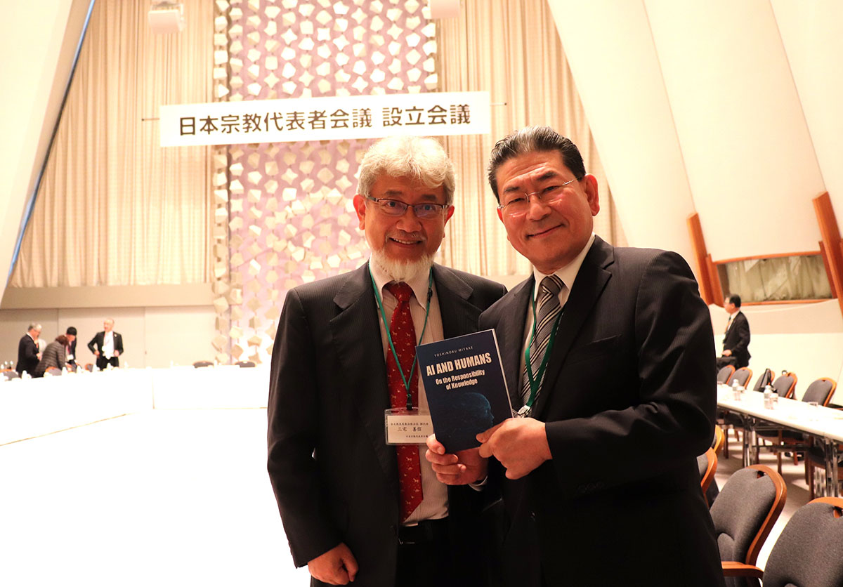 国立京都国際会館で開催された日本宗教代表者会議の様子と常任委員会議長に就任した黒住宗道師と三宅善信師