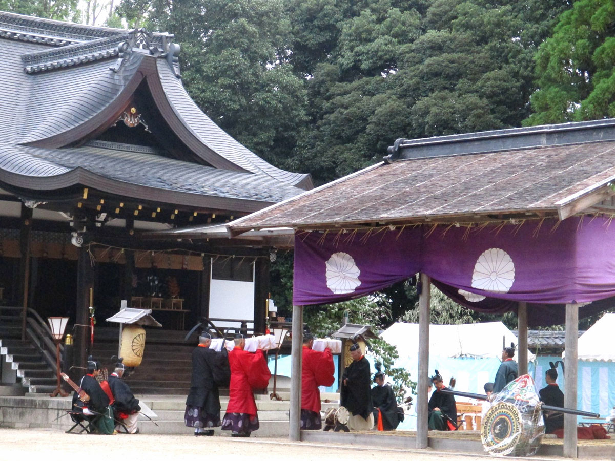 頓宮に天皇陛下からの幣物を神前に伝具する田中恆清宮司以下、石清水八幡宮の神官たち